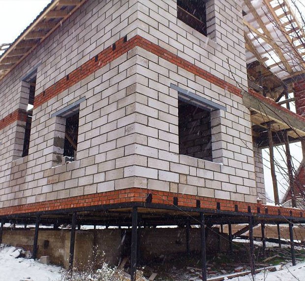 Монтаж свайно-винтового фундамента под дом из пеноблока в Егорьевске